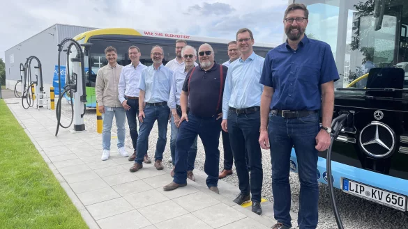 Die Verantwortlichen freuen sich über die Inbetriebnahme der Ladestation. - © KVG Lippe