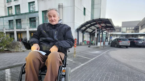 Jörg Stein (64) ist kurz vor dem Ruhestand und fühlt sich von seinem Arbeitgeber der aLD, einer Tochterfirma des Klinikum Lippes, ungerecht behandelt. Vor Weihnachten gab es nur die Hälfte seines Gehaltes - laut Unternehmen soll er die Betriebratstätigkeit nicht richtig erfasst haben. - © Janet König
