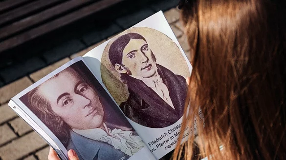 Blick in die Geschichtsbücher: Der Mediziner Johann Erhard Trampel (links) und der Theologe Friedrich Christoph Puhstkuchen gehören zu den Geburtshelfern des Kurortes Bad Meinbergs und haben die Entwicklung mit beeinflusst. - © Arnold Pöhlker