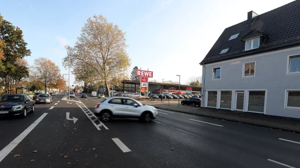 Der Linksabbiegerpfeil f&uuml;hrt aufs Haus zu. Ein direktes Abbiegen ist aufgrund der Sperrfl&auml;che verboten. - &copy; Wolfgang Rudolf