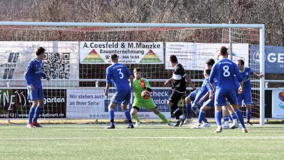Höchste Gefahr nach einem Eckball: Doch Helpups Marc Schubert ist umringt von gefühlt der gesamten Krichheider Mannschaft und kann den Ball nicht im Tor unterbringen. - © Oliver König