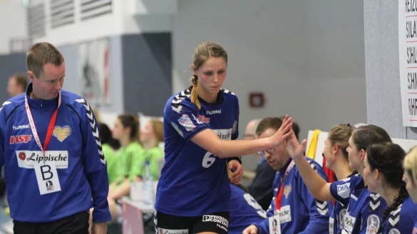 André Fuhr sieht den Wechsel skeptisch: Xenia Smits (Nummer sechs) kehrt dem Lipperland den Rücken und wechselt nach Frankreich.  - © Archivfoto: Lucas