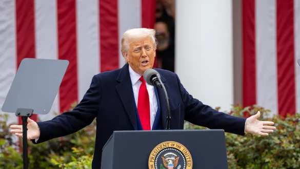 Ab Samstag, 5. April, gelten die neuen Zölle von Donald Trump. - © picture alliance / Xinhua News Agency