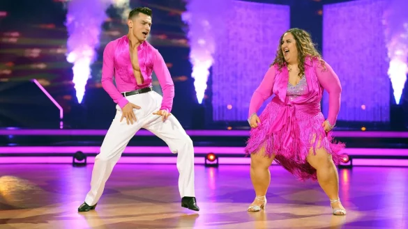 "Selfiesandra" und Tanzpartner Zsolt Sándor Cseke begeisterten im knallpinken Outfit Publikum und Jury bei "Let's dance". - © RTL / Stefan Gregorowius