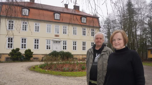Sigrun Brunsiek und Josef Spiegel haben das Wasserschloss in Reelkirchen vor zehn Jahren gekauft und einen gemeinn&uuml;tzigen Verein zur Erhaltung und kulturellen Nutzung gegr&uuml;ndet. - &copy; Michaela Wei&szlig;e
