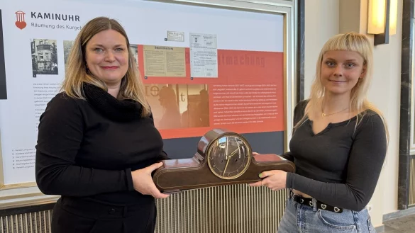 Sonja Beinlich und Pia Gillner mit einer Kaminuhr, die nach Kriegsende 1945 an der britischen Armee vorbei aus der beschlagnahmten "Villa Augusta" geschmuggelt wurde. - © Sven Kienscherf
