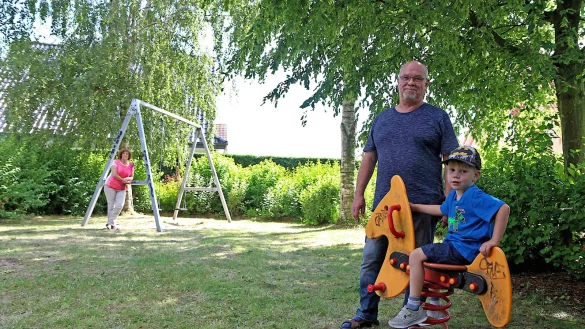 Konstantin hat die Wippfigur auf dem Spielplatz in der Siedlung am Moshagen bestiegen. Sein Gro&szlig;vater Paul Gehle passt auf und seine Gro&szlig;mutter Petra Gehle schaut vom zweiten Spielger&auml;t auf diesem Spielplatz aus zu. - &copy; Thomas Dohna