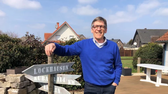 Michael Meier steht in seinem Garten am selbstgebauten Wegweiser. In Berlin und Hamburg leben seine Kinder, nach Kuba ging die Hochzeitsreise mit seiner Frau, in Lockhausen ist er zuhause.&nbsp; - &copy; Sven Kienscherf