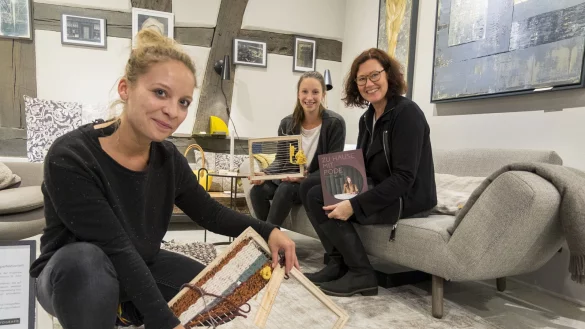 Nathalie Sobotta (vorn) und Nora von Ehren (Mitte) halten im Geschäft „RaumAusbeute" von Marita Zurheide für den Abend hölzerne Webrahmen bereit. - © Laurenz Tegethoff