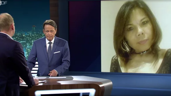 TV-Moderator Rudi Cerne spricht mit dem Ermittler Maximian Zoth von der Kripo Anklam. - © Screenshot/ ZDF Mediathek