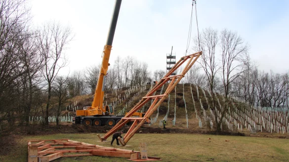 An der Baustelle: Ein 58 Meter hoher Kran hebt die Seitenwände auf das Fundament, das sich auf dem höchsten Punkt des Museumsgeländes befindet. Dort werden sie mit Hilfe eines Montagegerüsts montiert. - © Jana Beckmann