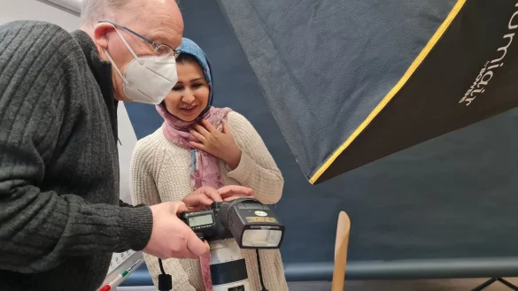 Guck mal, so siehts aus: Fotograf Veit Mett zeigt seinen Modellen die Bilder direkt nach dem Shooting. - &copy; Marianne Schwarzer(LZ)