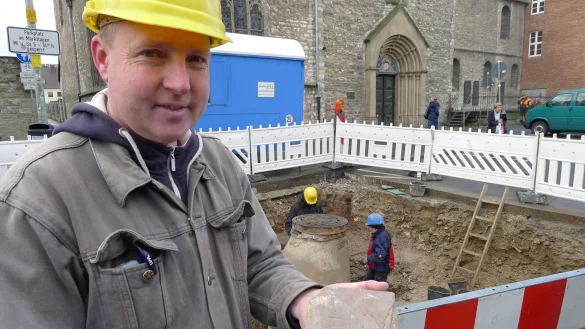 Dr. Sven Spiong und Mitarbeiter gruben Reste vom Hellweg auf dem Domplatz aus - © Hans-Hermann Igges