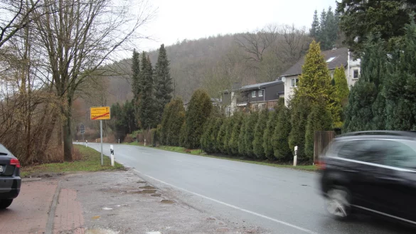 An der Rintelner Stra&szlig;e (B 238) zwischen Hohenhausen und Langenholzhausen fehlt derzeit ein Geh- und Radweg. - &copy; Nadine Uphoff
