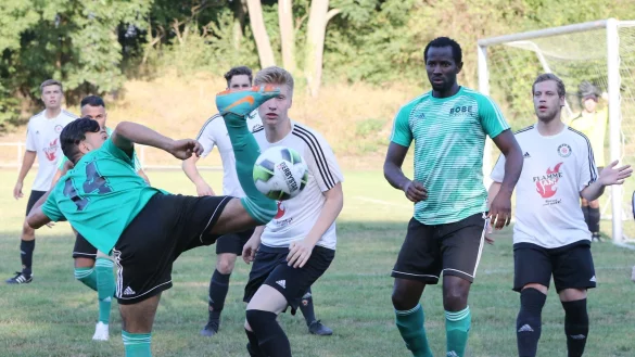 Artistische Einlage: W&uuml;sten Raid Shamo versucht es mit der Hacke, beobachtet von Lockhausens Phillip Bexten
und W&uuml;stens Ibrahim Sory Camara. - &copy; Paul Cohen