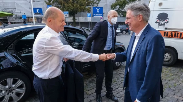 SPD-Kanzlerkandidat Olaf Scholz (l). und der Mindener SPD-Bundestagsabgeordnete Achim Post trafen sich am Rande eines Wahlkampftermins in Bielefeld zum Gespr&auml;ch mit nw.de - &copy; Andreas Zobe