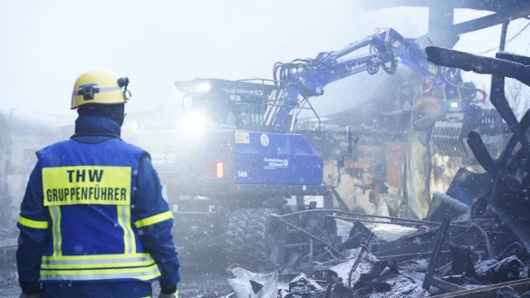 Am Sonntagmorgen laufen umfangreiche Nachlöscharbeiten, immer wieder werden in den Trümmern Glutnester gefunden. - © FreitagTV/Stock