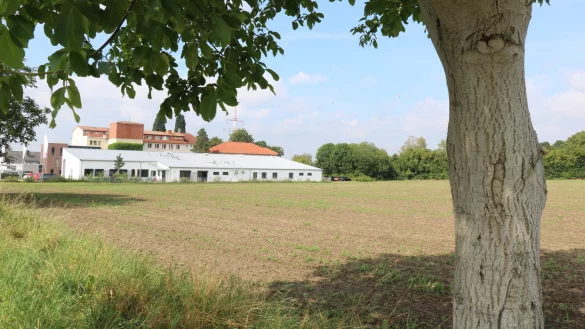 Diese Ackerfläche an der Heldmanstraße soll Standort für den Erweiterungsbau für das Gesundheitszentrum und ein Parkhaus werden. Im Hintergrund ist die Rettungswache des Kreises und dahinter wiederum das ehemalige Kreiskrankenhaus Schötmar zu erkennen. - © Alexandra Schaller