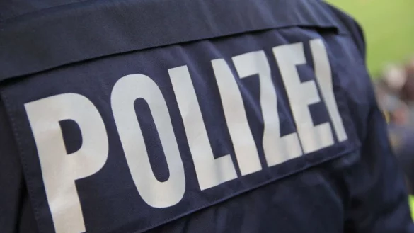 Auf dem Weg zum Brötchenholen wird ein 27-jähriger Autofahrer von einem anderen verfolgt, bedrängt und an einer roten Ampel wüst beleidigt. Jetzt trafen sich die Männer vor Gericht. - © dpa