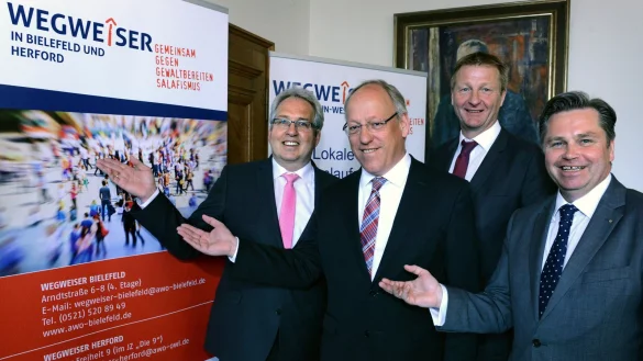 Hoffen auf Erfolge durch Pr&auml;vention: Herfords Landrat J&uuml;rgen M&uuml;ller (v. l.), Bielefelds Oberb&uuml;rgermeister Pit Clausen, NRW-Innenminister Ralf J&auml;ger und Herfords B&uuml;rgermeister Tim K&auml;hler er&ouml;ffnen zwei neue Wegweiser-Beratungsstellen in Herford und Bielefeld. - &copy; Franke