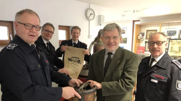 Auf die Feierlichkeiten zum 150-j&auml;hrigen Bestehen der Lemgoer Feuerwehr freuen sich (von links) Feuerwehrchef Klaus Wegener, Andreas Schr&ouml;der, Christopher Gr&ouml;ne, B&uuml;rgermeister Dr. Reiner Austermann und Stephan Helms. - &copy; Till Brand