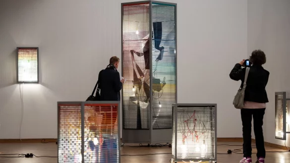 Besucher einer Kunstausstellung - &copy; Foto: Marius Becker