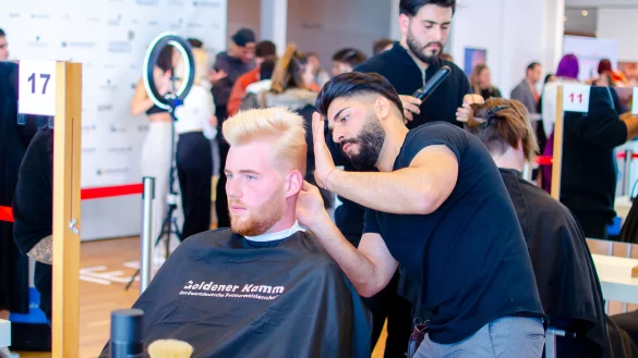 Unter Druck: Unter lauter Gesellen und Meistern schafft es der Wahl-Lipper, sich durchzusetzen und sein Modell Kai Jöstingmeier perfekt in Szene zu setzen. - © Carsten Loedige