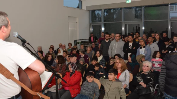 Großer Andrang vor der Bühne: Das „Welcome-Konzert" im AWO-Kastanienhaus ist sehr gut besucht. - © Tanja Watermann