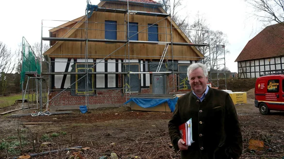 Bauherr aus Verantwortung: Herrmann Graf von der Schulenburg l&auml;sst das kleine Wohnhaus des Meisenhofes in Hovedissen restaurieren und innen modernisieren. - &copy; Thomas Dohna