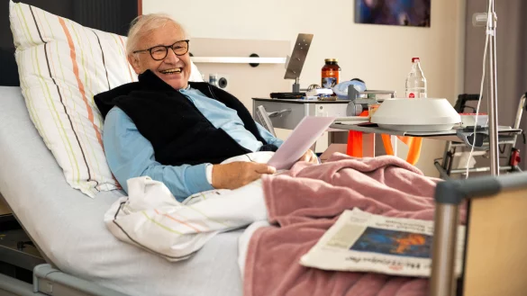 Gert Gröper ist 77 Jahre alt und liegt seit zwei Wochen auf der Palliativstation. Seinen Humor hat er dort nicht verloren. - © Kreisklinikum Herford-Bünde