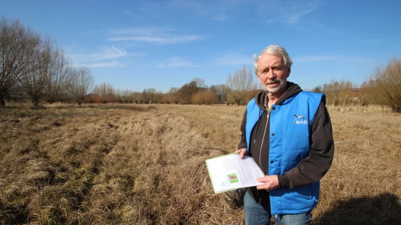 Bernd Mühlenmeier vom Nabu Lippe steht auf der Wiese in den Begaauen, auf der im Sommer noch einige Exemplare des seltenen Breitblättrigen Knabenkrauts blühen. - © Jens Rademacher