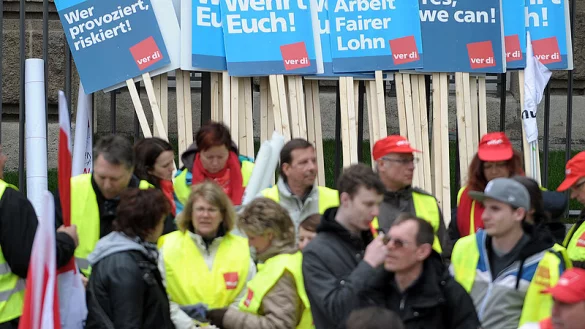 Mitarbeiter der Telekom-T&ouml;chter. - &copy; FOTO: DPA