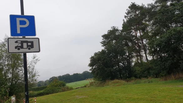 Auf dem Wohnmobilplatz am Umweltbildungszentrum k&ouml;nnen bis zu sieben Fahrzeuge stehen. Strom gibt es auf Nachfrage. - &copy; Nadine Uphoff