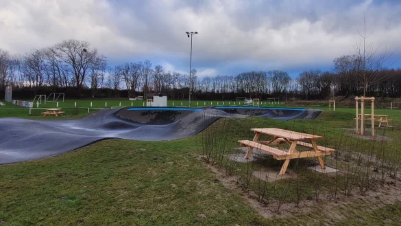 B&auml;nke, B&auml;ume und Hecken werden den Pumptrack in der kommenden Saison attraktiver machen. - &copy; Katrin Kantelberg