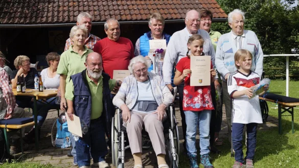Strahlende Gesichter: Die Festgäste feiern den 30. Geburtstag des Dorfvereins. Dabei werden auch einige Mitglieder geehrt. - © Werner Hoppe