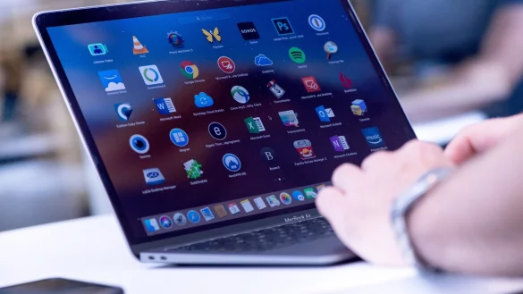 Macbook Air - &copy; Foto: Franziska Gabbert/dpa-tmn