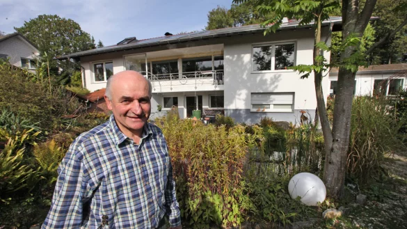 Großer Energiesparer: Wilhelm Wortberg vor dem sanierten Haus in Lage, in dem vier Personen leben. - © Vera Gerstendorf-Welle