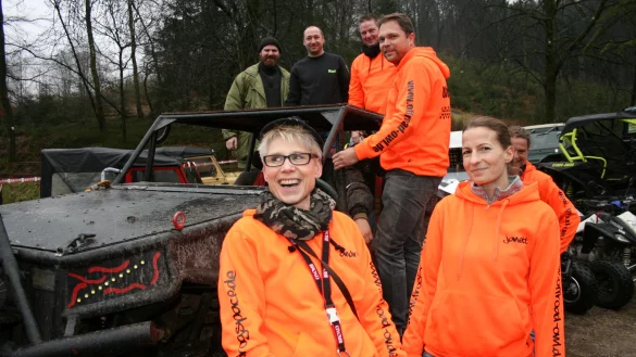 Freunde von geländegängigen Wagen: Sebastian Vogt, Andrea Becke, Marc Thimm, Oliver Behrendt, Dennis Asseln sowie Janett Geilert (von links) an einem umgebauten Landrover. - © Sandra Castrup