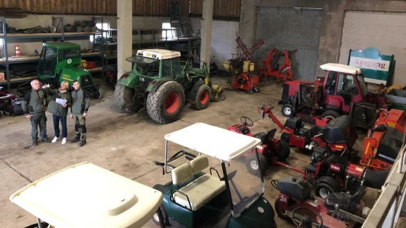 Blick in die Halle mit dem "Fuhrpark" des Golf- und Landclubs. Auch dieses Geb&auml;ude erh&auml;lt ein neues Dach. Vizepr&auml;sident Horst Bastian (Mitte) bespricht die Ma&szlig;nahme mit den Greenkeepern Dirk Bulian (links) und Christian B&uuml;ker. - &copy; Thomas Reineke