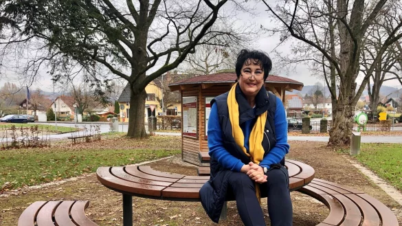 B&auml;rbel Paetzold sitzt auf einem Tisch in &bdquo;Rickmeyer&rsquo;s Park" in Retzen. Sie will, dass sich die Menschen auch auf dem Dorf gut versorgt und nicht abgeh&auml;ngt f&uuml;hlen. - &copy; Sven Kienscherf