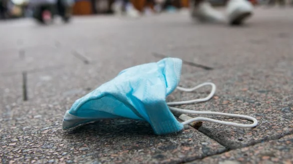 Schutzmaske - &copy; Foto: Daniel Bockwoldt/dpa