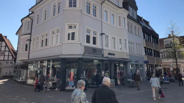 In diesem Gebäude an der Langen Straße sind über Jahrzehnte Schuhe verkauft worden. Nun gibt es hier Kunst und Mode.  - © Sven Kienscherf