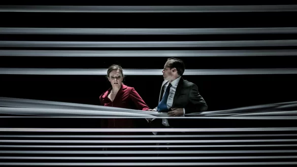 Einfache Antworten gibt es nicht: Meinrad Hofmann (Henning Bormann) und Ebba Hofmann (Verena Karg) spielen in &bdquo;Momentum" im kargen, aber effizienten B&uuml;hnenbild von Simone Gra&szlig;mann. - &copy; Jochen Quast