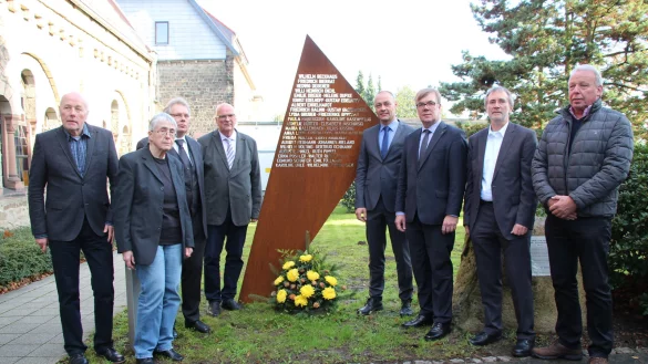 Gedenken der Opfer: (von links) Heinrich Bax, Margret Hamm, Dr. Frank Konersmann, Professor Hans-Walter Schmuhl, Dr. Bartolt Haase (Vorstand Eben-Ezer), Landessuperintendent Dietmar Arends, Udo Zippel (Vorstand Eben-Ezer) und Helmut Monzlinger aus Warstein an der neuen Stele. - &copy; Marlen Grote