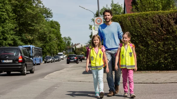 Ein Vater &uuml;bt mit seinen Kindern. - &copy; ADAC OWL