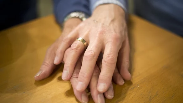 Landeskirche erlaubt Segnung für homosexuelle Paare - © dpa