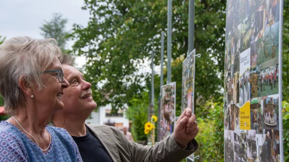 Erinnerungen: Barbara und Wolfgang Dobroschke an einer Fototafel. - &copy; Raphael Bartling