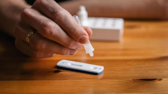 Beim Selbsttest gibt es einiges zu beachten - &copy; Foto: Zacharie Scheurer/dpa-tmn