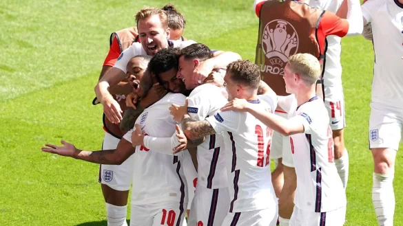 Die englischen Spieler bejubeln die F&uuml;hrung. - &copy; Martin Rickett/PA Wire/dpa