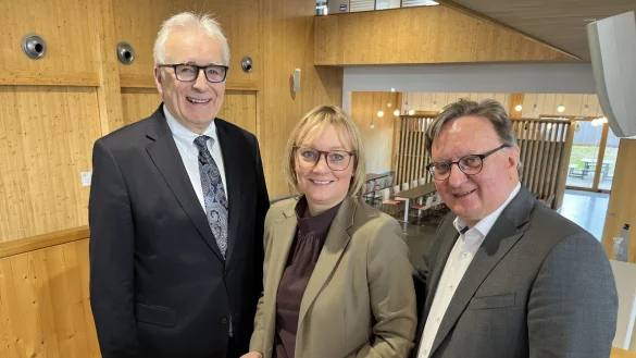 Im "Haus der Technik" des Detmolder Unternehmens Jowat stellten für die Industrie- und Handelskammer (von links) Präsident Volker Steinbach, Hauptgeschäftsführerin Svenja Jochens und Vollversammlungsmitglied und Jowat-Vorstand Ralf Nitschke die Ergebnisse der neuesten Standortumfrage vor. - © Till Brand